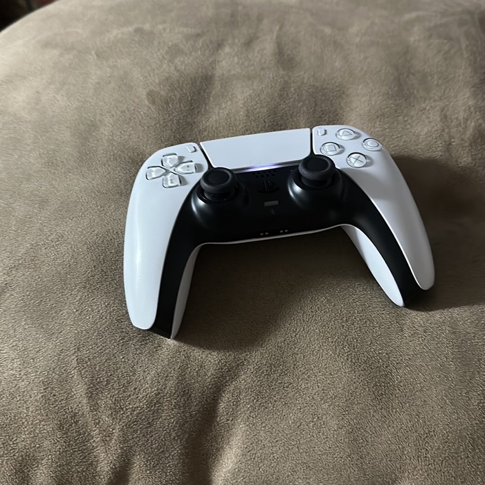 PS5 console + controller - Picture 2 of 4